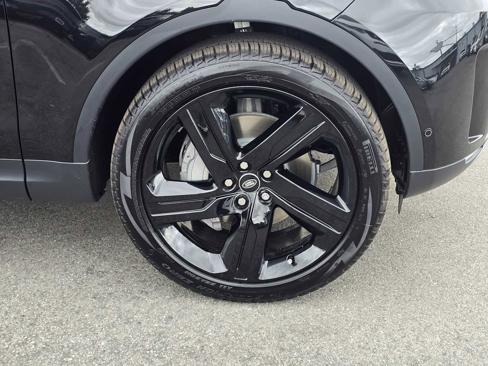 New 2025 Land Rover Discovery S image 9