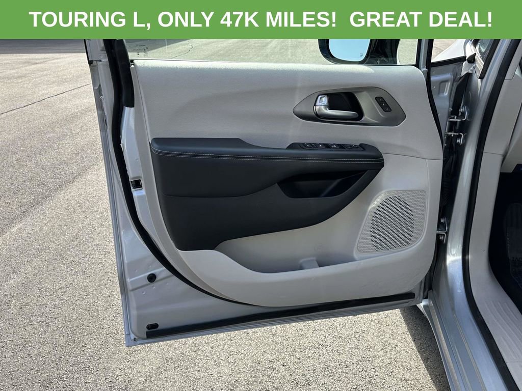 Used 2024 Chrysler Pacifica Touring-L FWD image 5