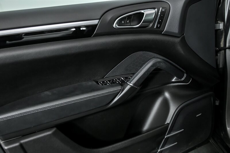Used 2014 Porsche Cayenne Platinum Edition image 15