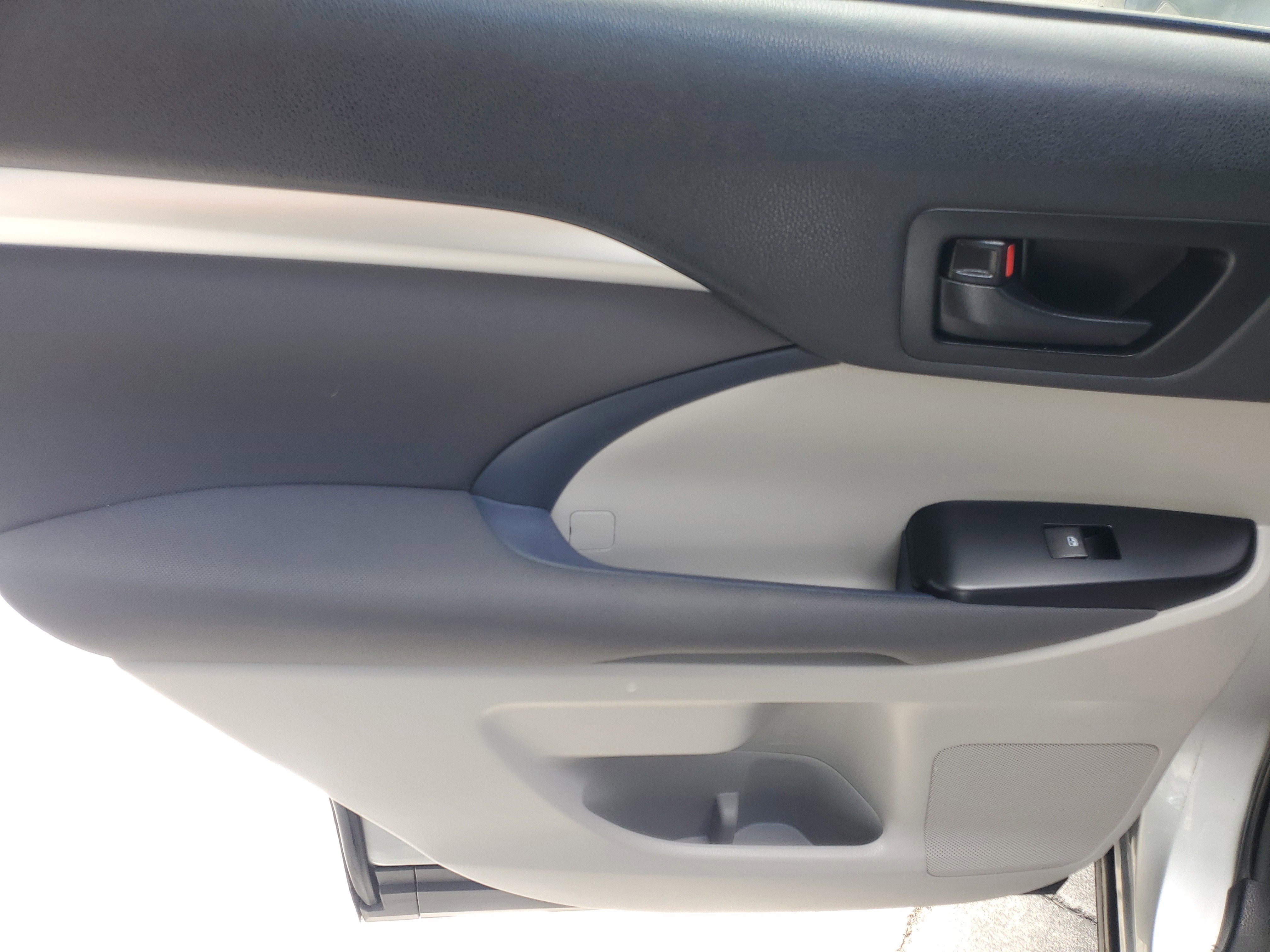 Used 2019 Toyota Highlander LE FWD image 15