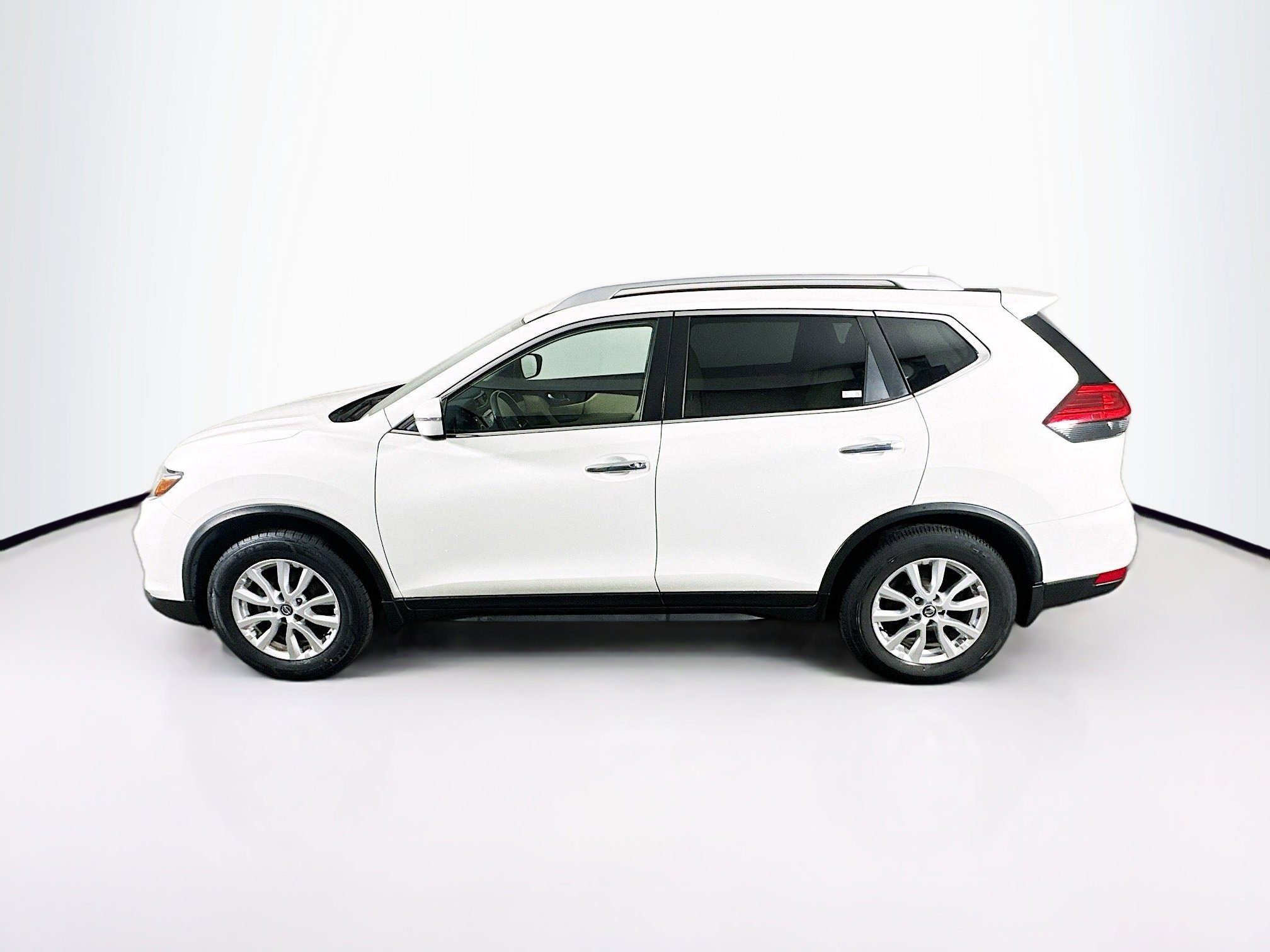 Used 2017 Nissan Rogue SV FWD image 4