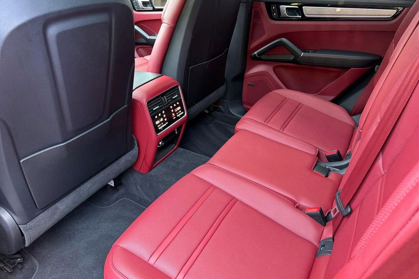Used 2023 Porsche Cayenne Platinum Edition image 30