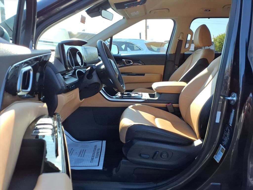 Used 2024 Kia Carnival EX image 20