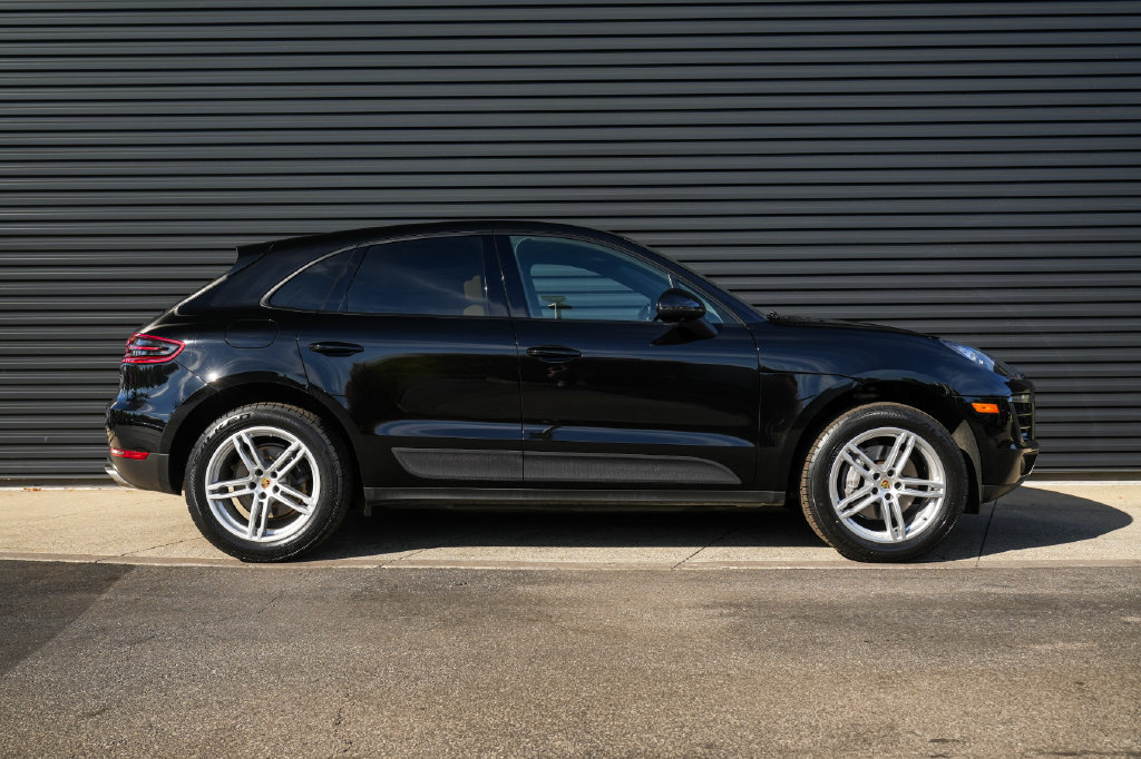 Certified 2018 Porsche Macan AWD/4WD image 36