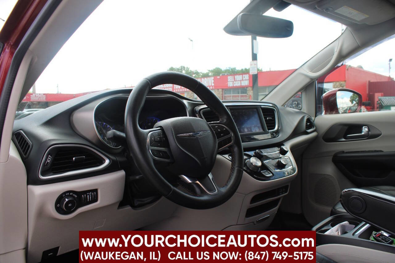 Used 2020 Chrysler Pacifica Touring-L FWD image 10