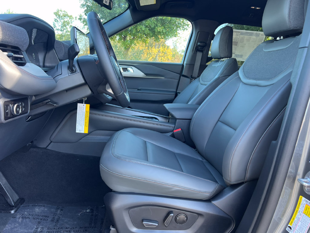 Used 2027 Ford Explorer Active w/ Active Comfort Package AWD/4WD image 3
