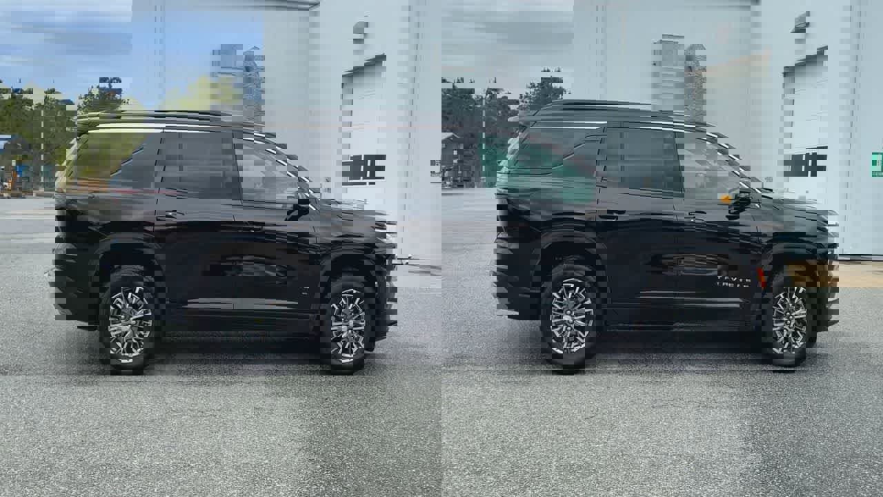 Used 2025 Chevrolet Traverse LT image 9