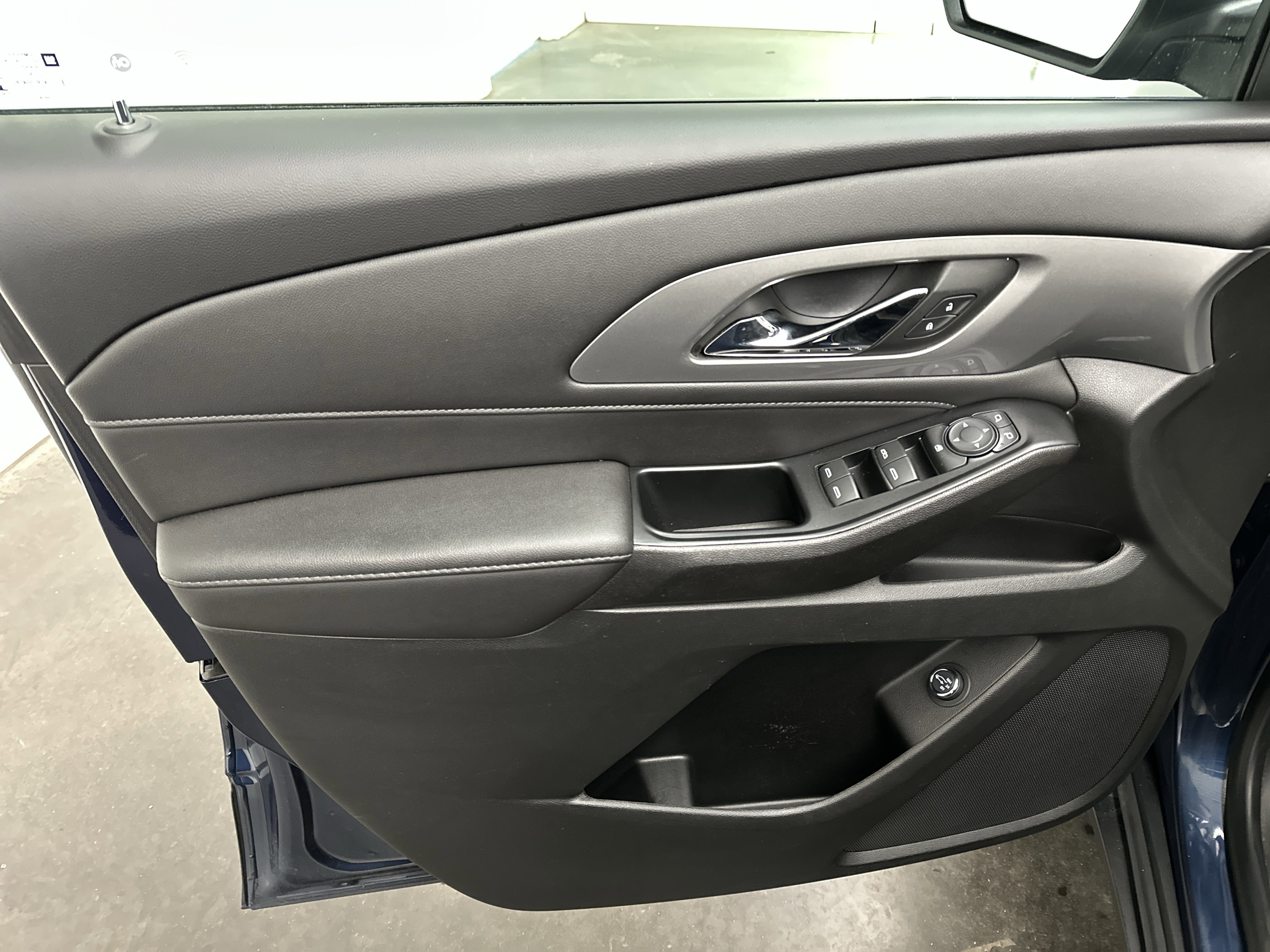 Used 2022 Chevrolet Traverse LT image 21