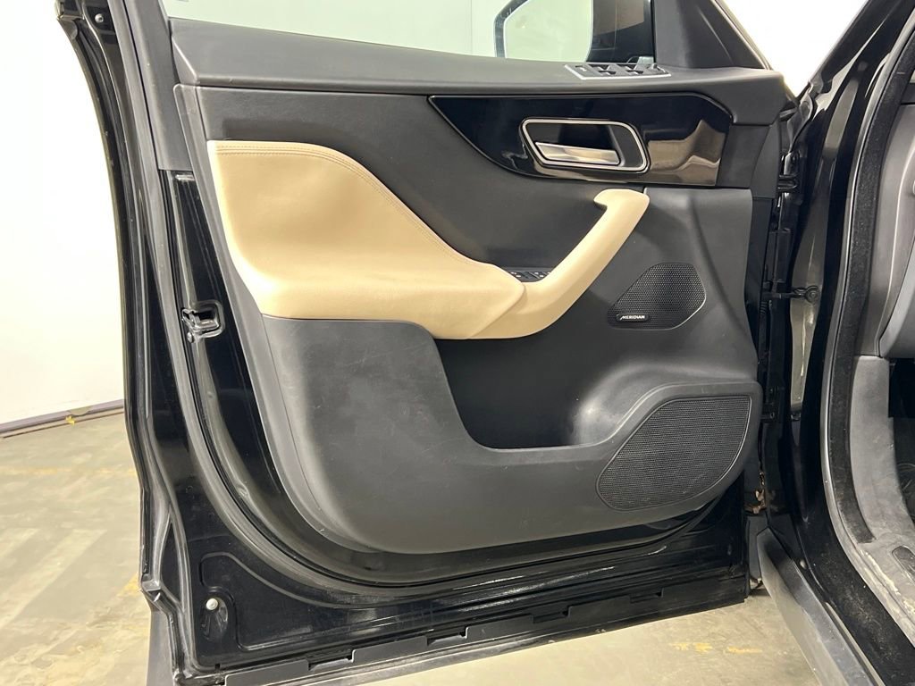 Used 2017 Jaguar F-PACE Premium image 19