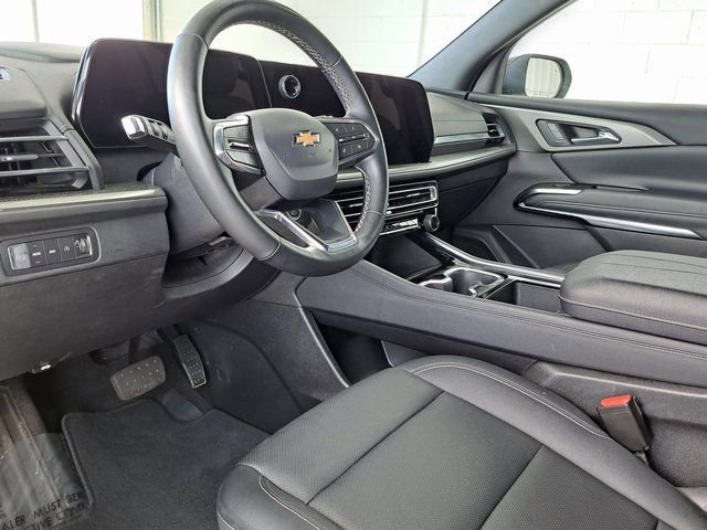 Used 2025 Chevrolet Traverse LT image 8