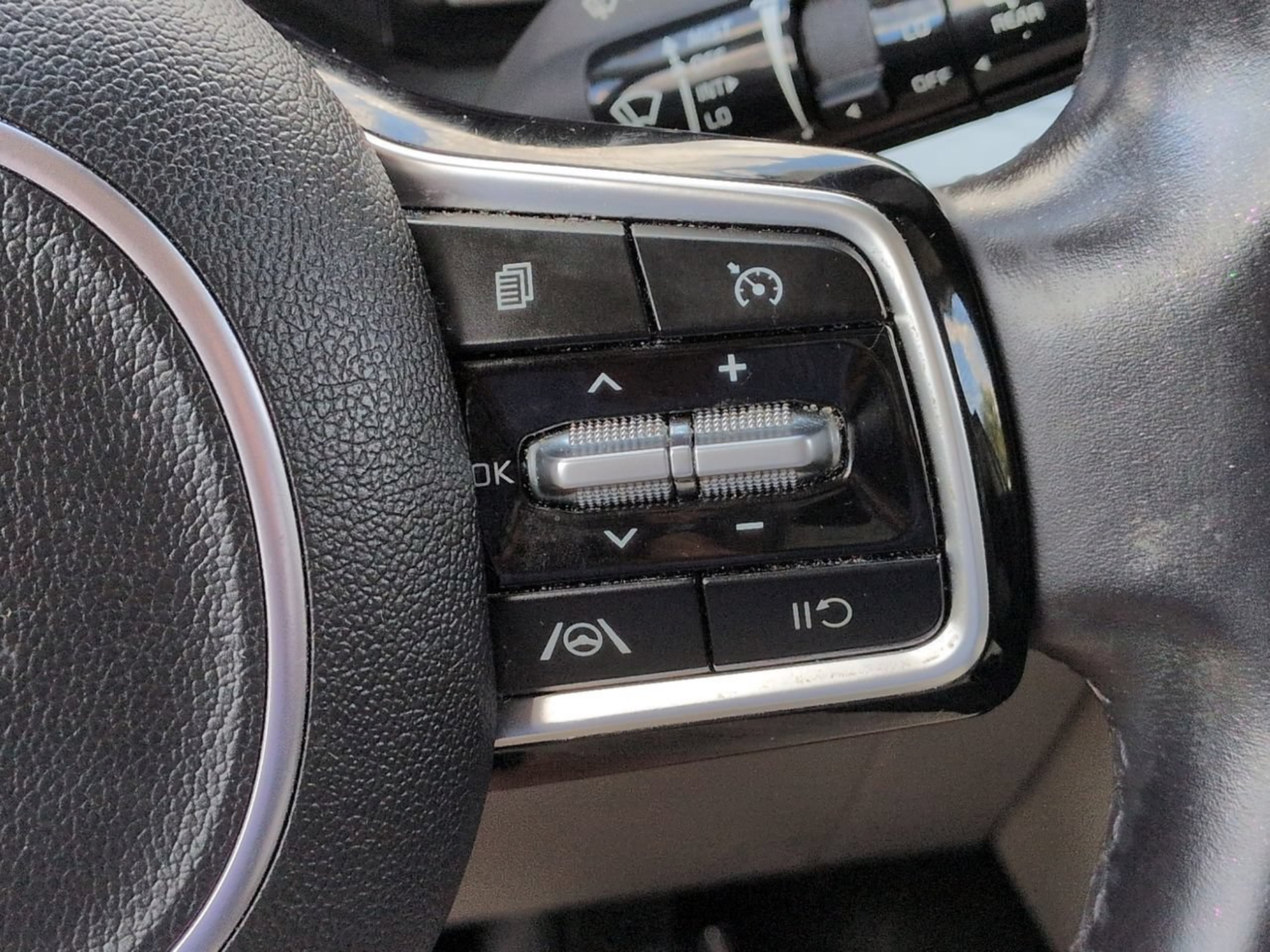 Used 2023 Kia Carnival LX FWD image 31
