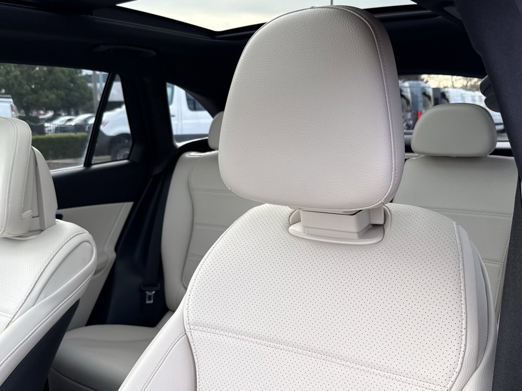 Used 2025 Mercedes-Benz GLC 300 4MATIC image 3