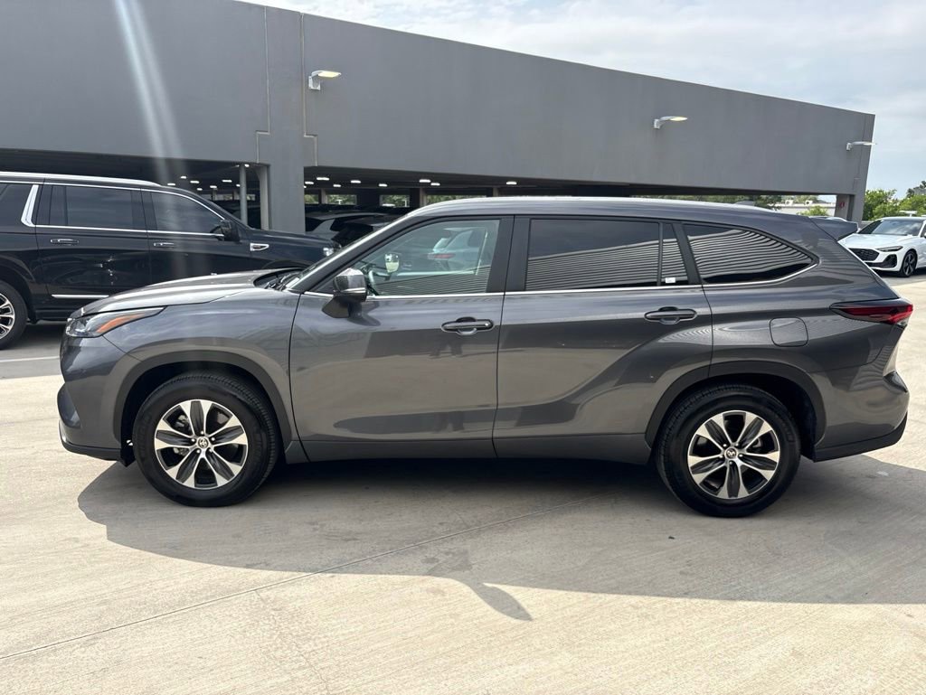Used 2025 Toyota Highlander XLE FWD image 9