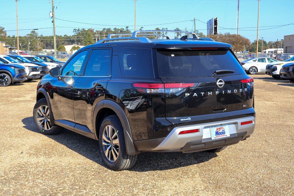 New 2025 Nissan Pathfinder SL image 2