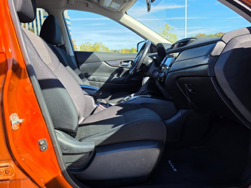 Used 2018 Nissan Rogue SV w/ Premium Package AWD/4WD image 12