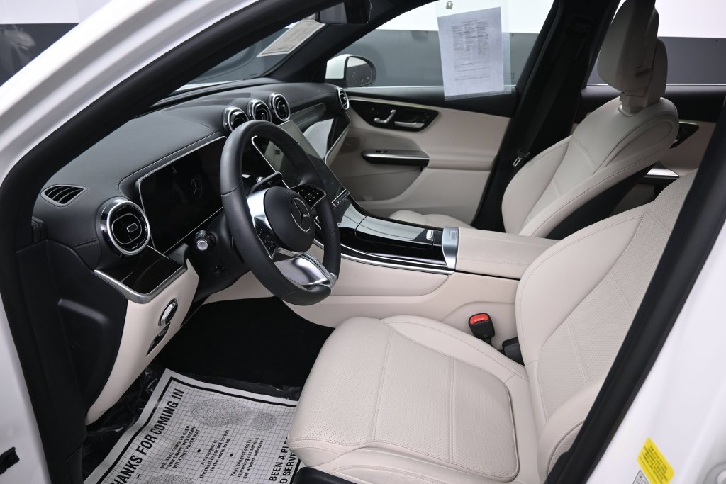 Used 2025 Mercedes-Benz GLC 300 4MATIC image 23