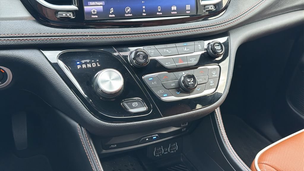 Used 2025 Chrysler Pacifica Pinnacle FWD image 22