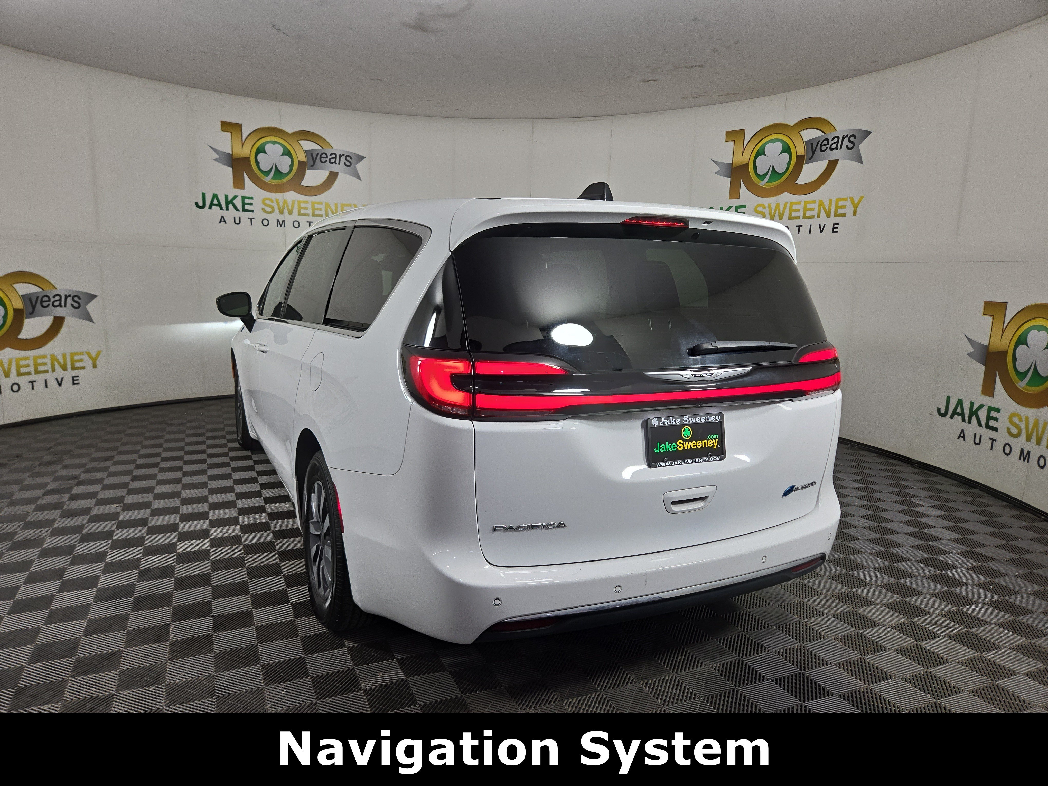Used 2024 Chrysler Pacifica Limited FWD image 6