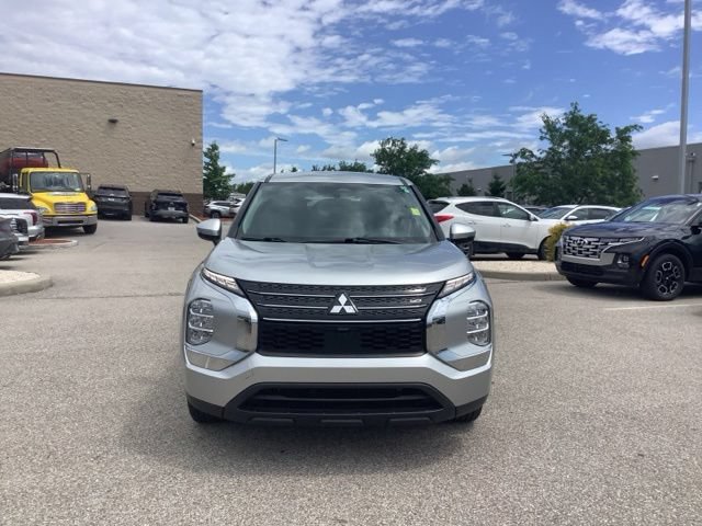 Used 2022 Mitsubishi Outlander ES FWD image 2