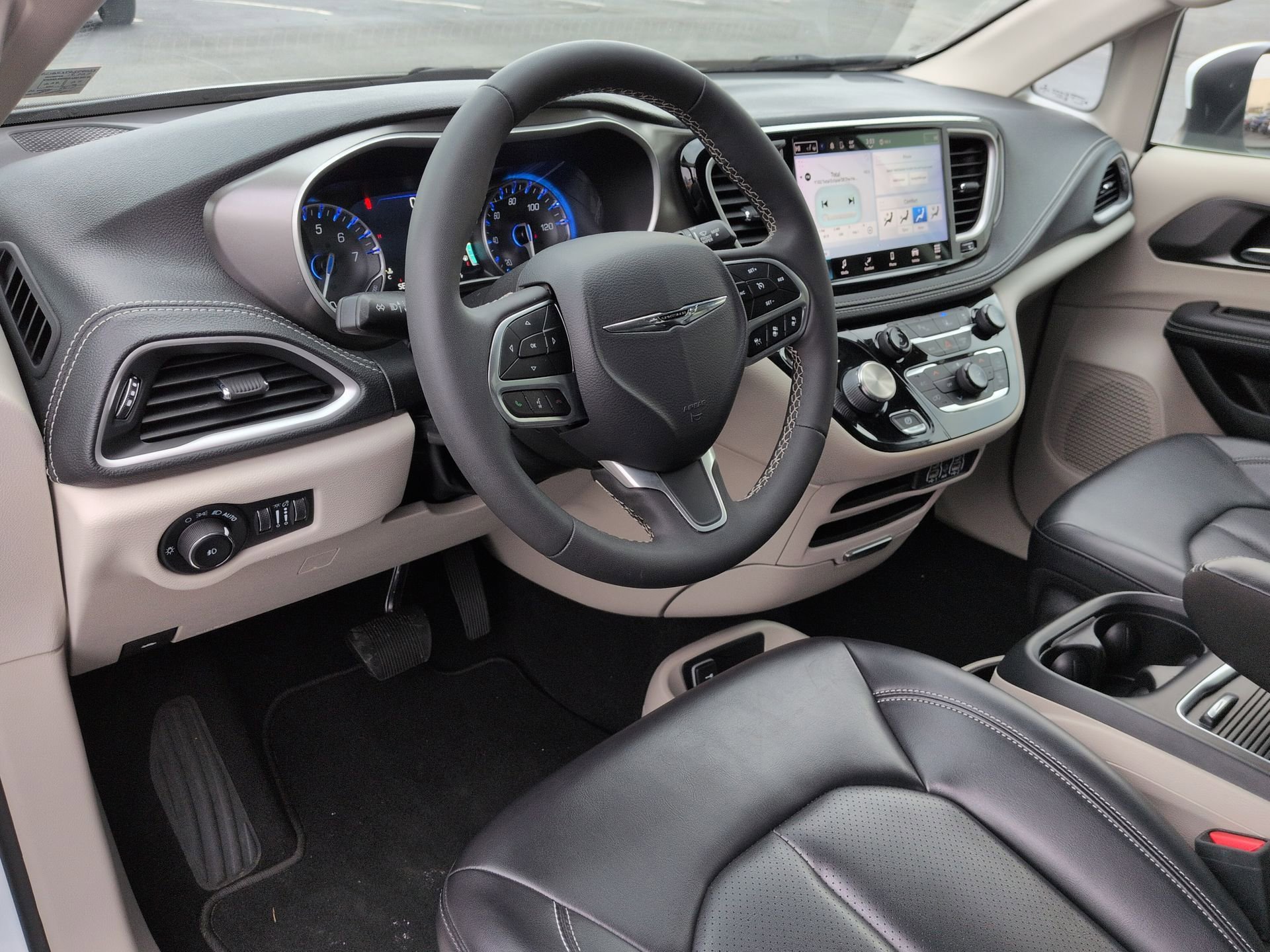 Used 2023 Chrysler Pacifica Touring-L image 10