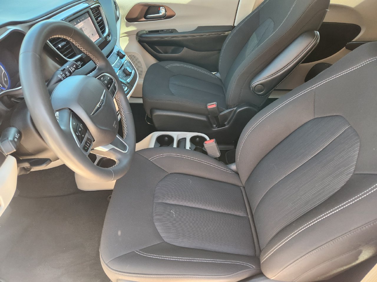 Used 2024 Chrysler Voyager LX FWD image 10