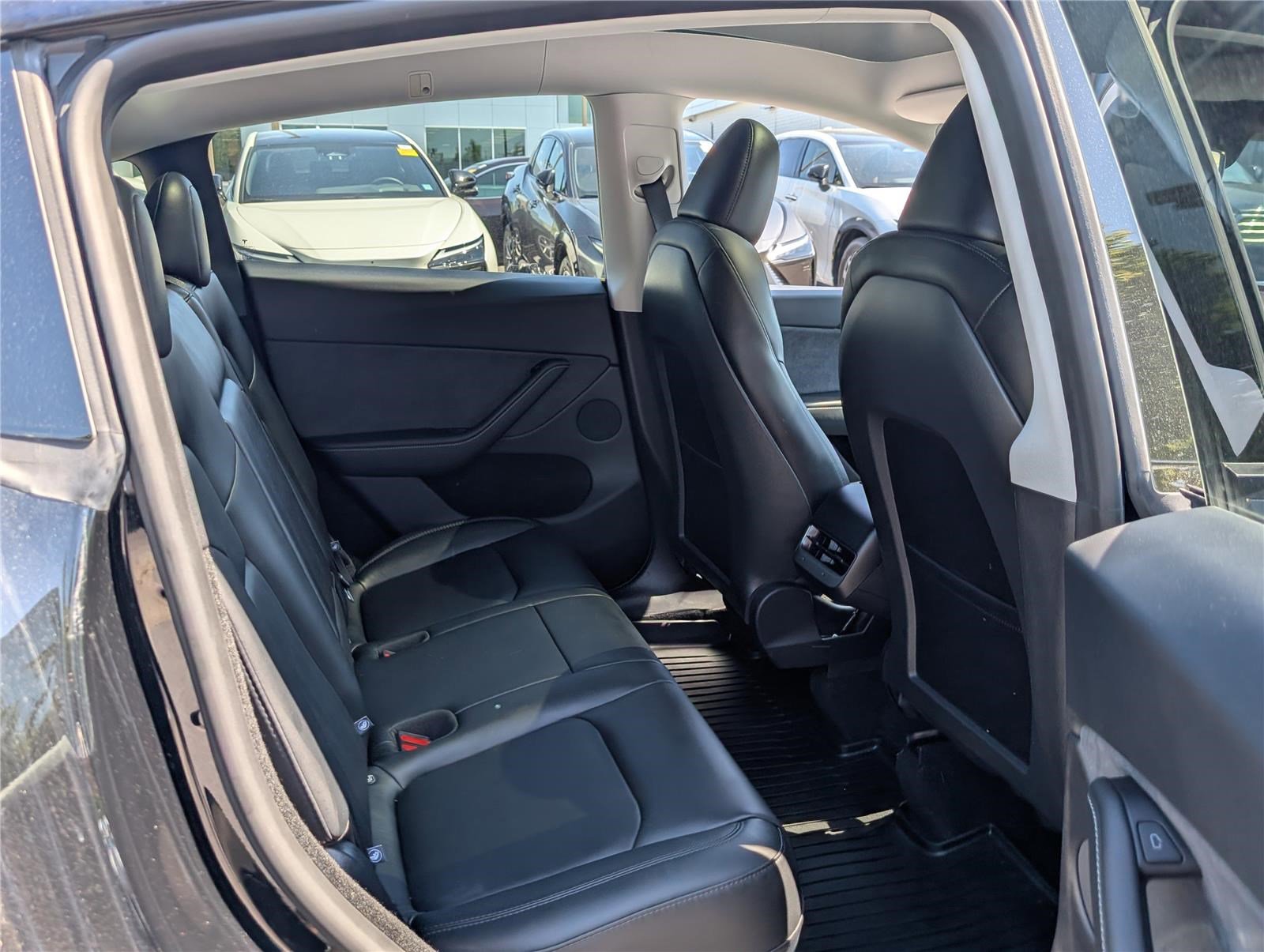 Used 2024 Tesla Model Y Long Range AWD/4WD image 11