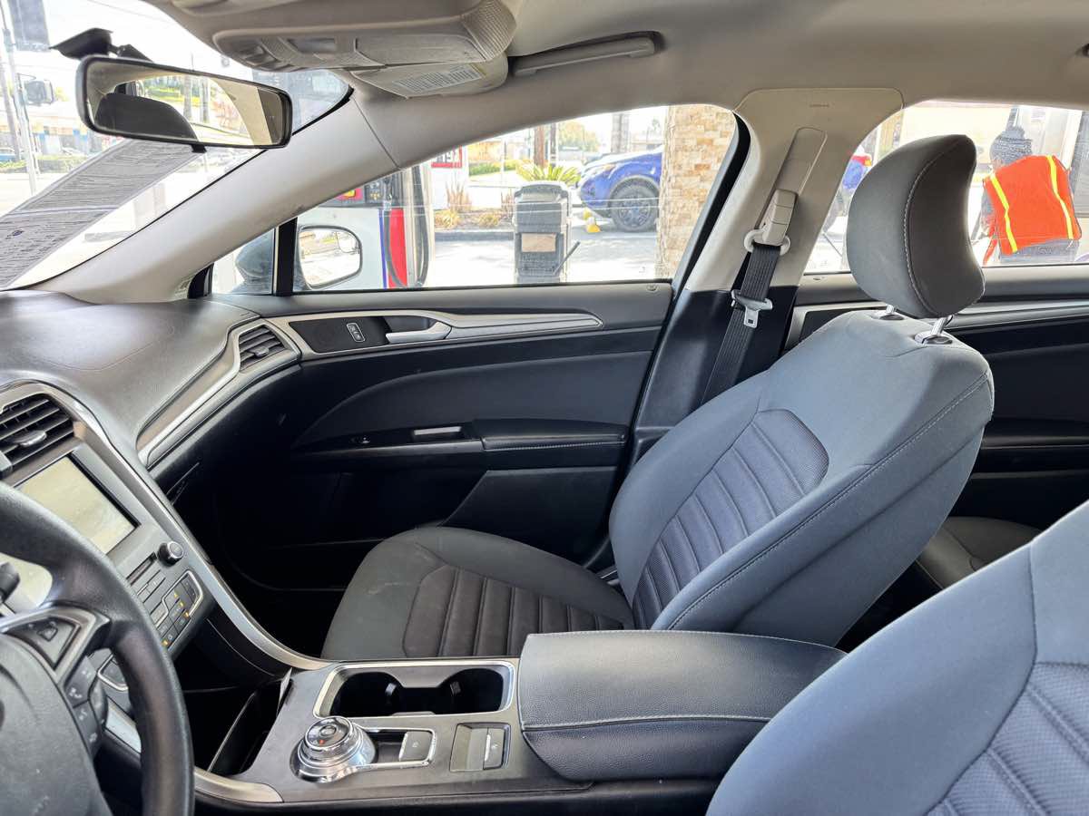 Used 2017 Ford Fusion SE w/ Fusion SE Technology Package FWD image 31
