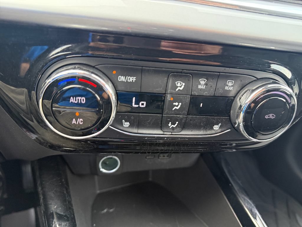 Used 2024 Chevrolet Trax LT w/ Driver Confidence Package FWD image 19
