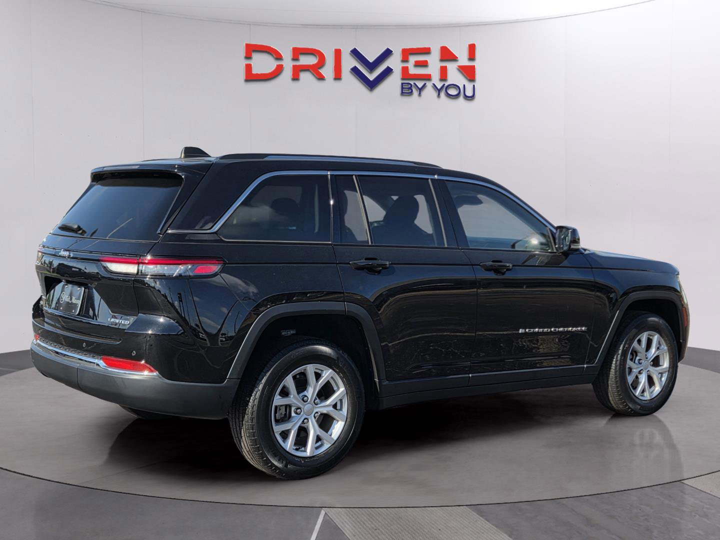 Used 2023 Jeep Grand Cherokee Limited AWD/4WD image 5