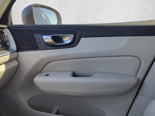 Used 2018 Volvo XC60 T5 Momentum w/ Convenience Package image 26