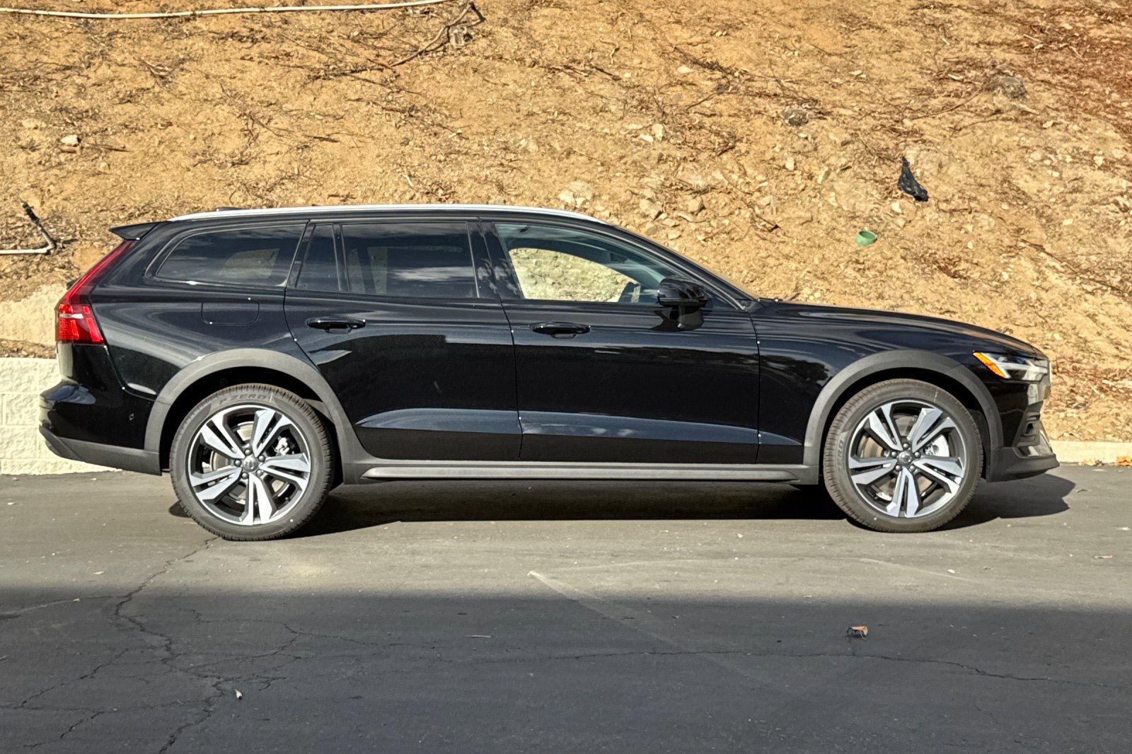 New 2025 Volvo V60 B5 Cross Country Plus w/ Protection Package Premier image 4