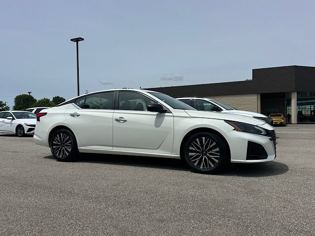 Used 2025 Nissan Altima 2.5 SV FWD image 10