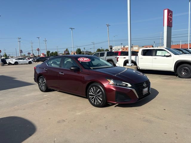 Used 2025 Nissan Altima 2.5 SV FWD image 2