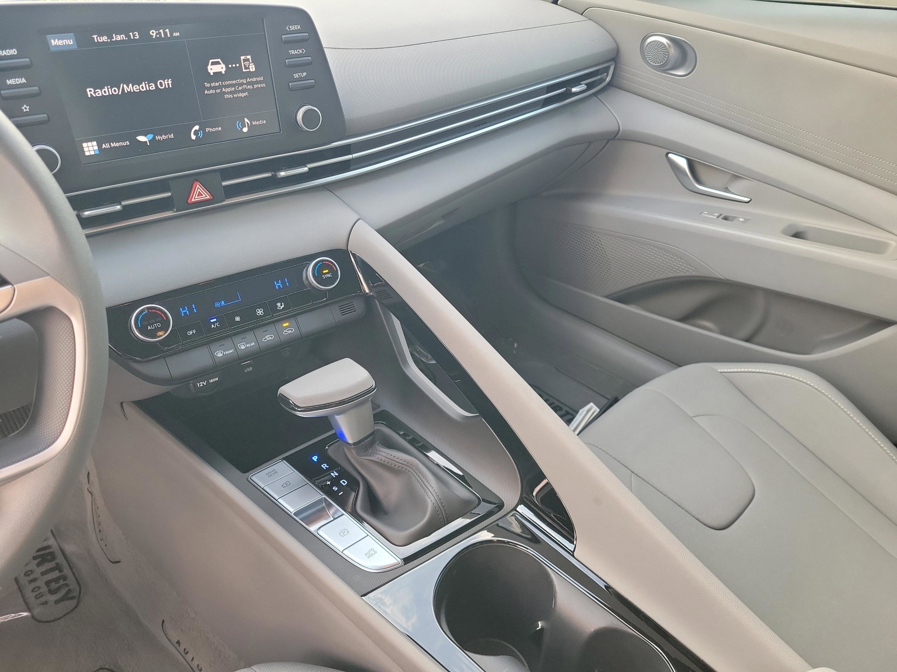Used 2025 Hyundai Elantra Hybrid FWD image 7