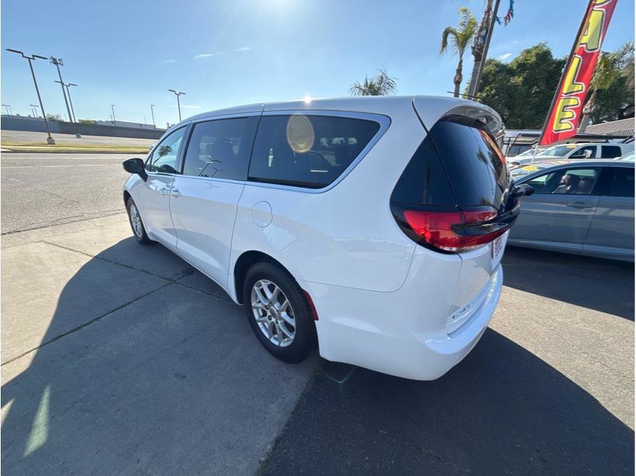 Used 2023 Chrysler Pacifica Touring-L FWD image 7