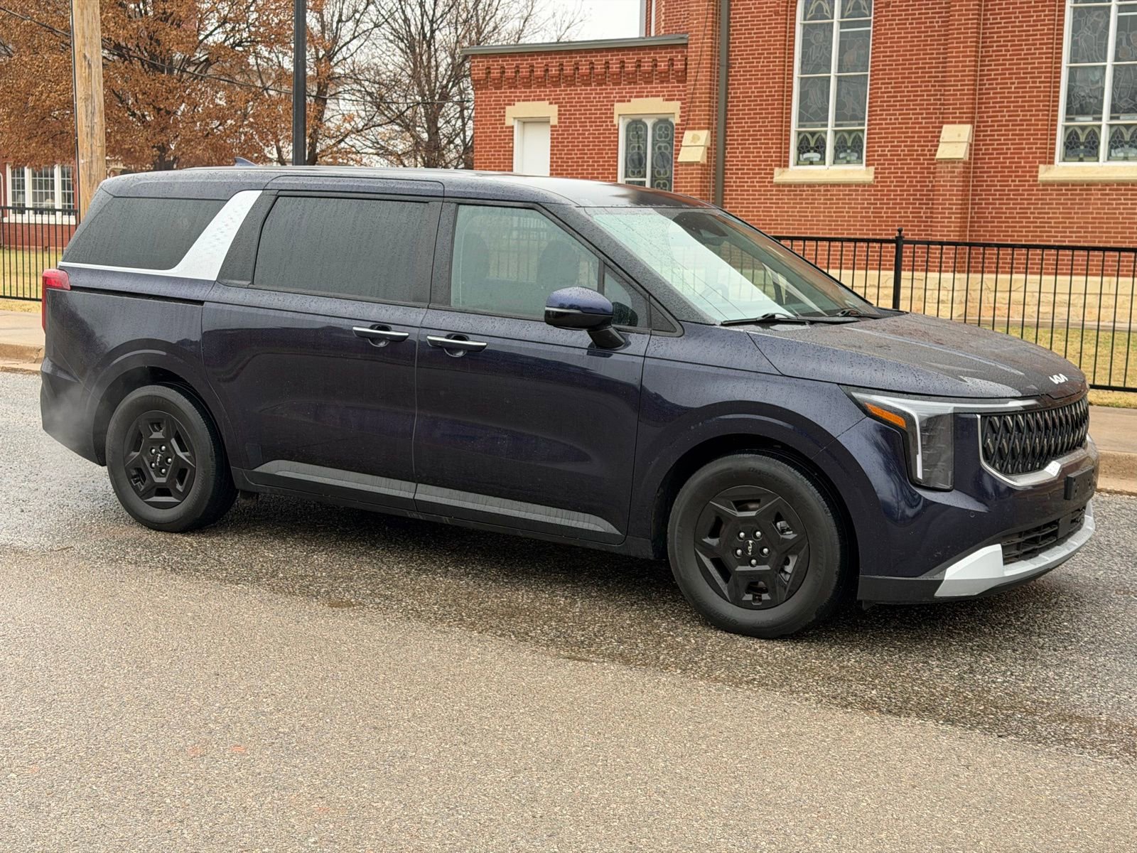 Used 2025 Kia Carnival image 2