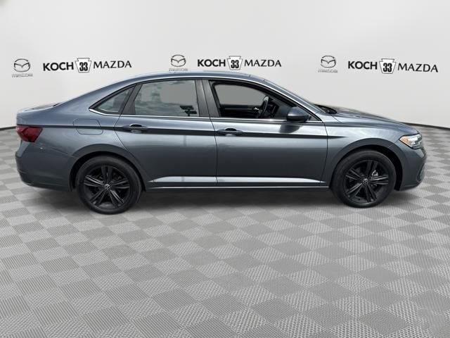 Used 2022 Volkswagen Jetta SE w/ Panoramic Sunroof Package image 7