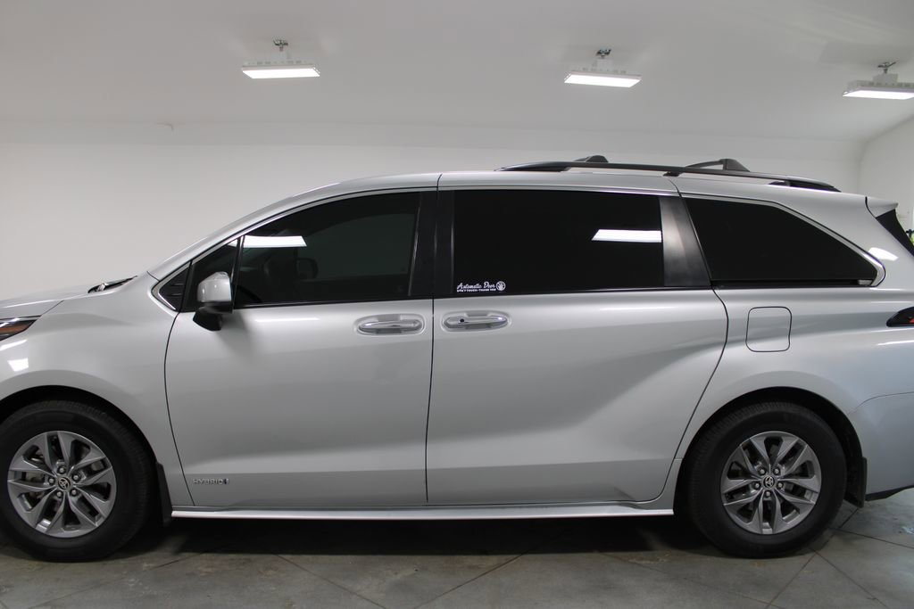 Used 2021 Toyota Sienna XLE image 6