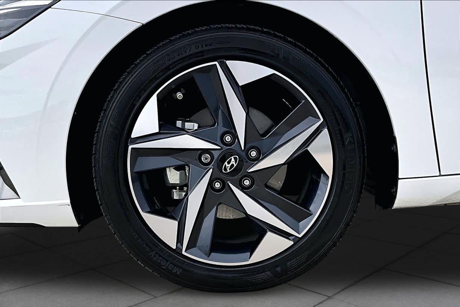 Certified 2023 Hyundai Elantra Limited FWD image 11