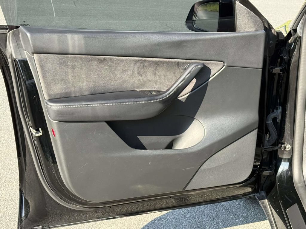 Used 2022 Tesla Model Y Performance AWD/4WD image 9