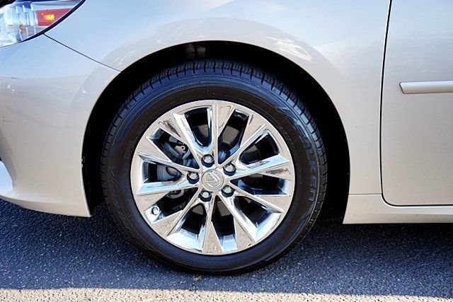 Used 2014 Lexus ES 300h w/ Luxury Package w/Bamboo Trim FWD image 15