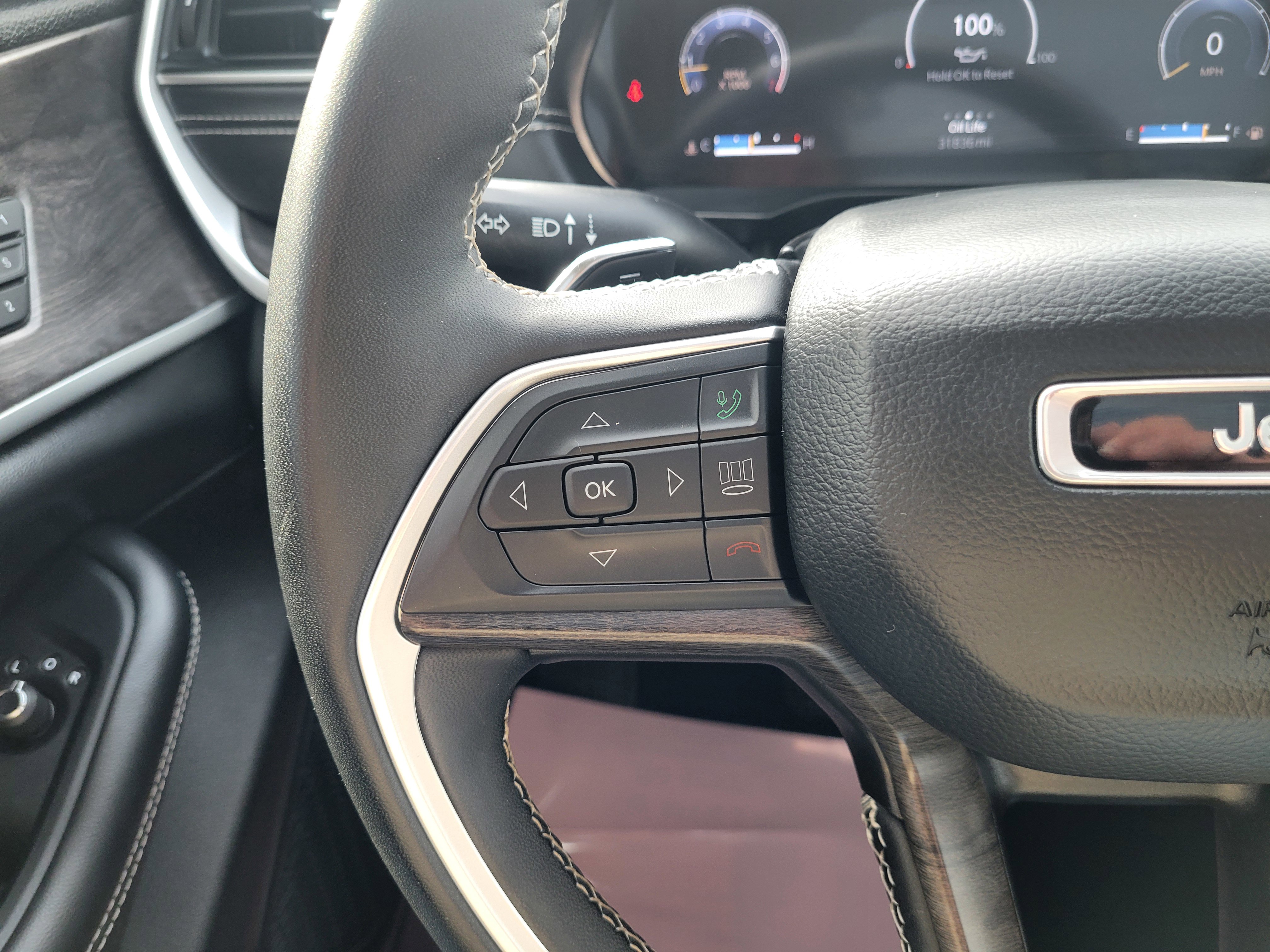 Used 2024 Jeep Grand Cherokee L Limited image 29