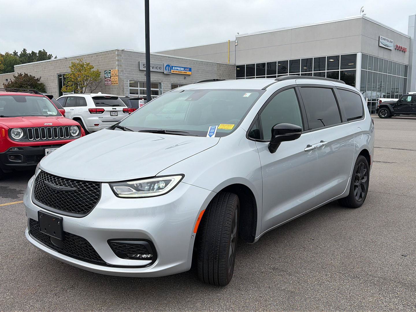 Used 2026 Chrysler Pacifica Select w/ S Appearance Package AWD/4WD image 4