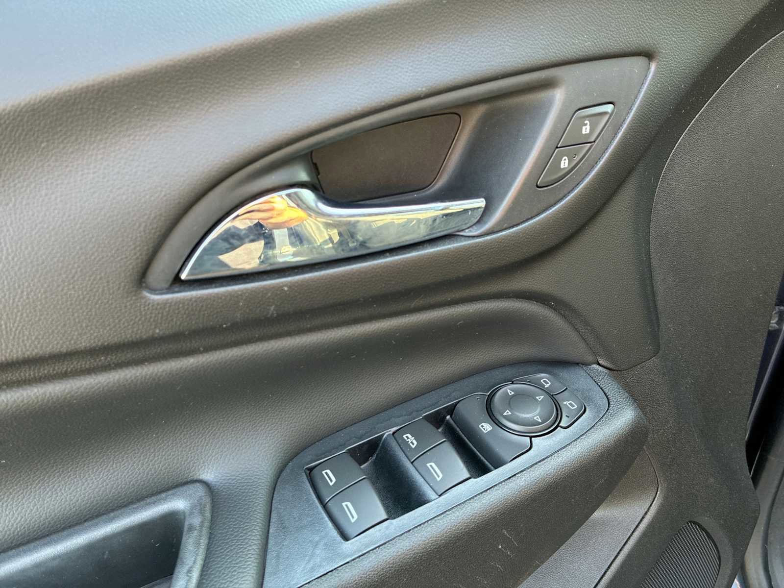 Used 2018 Chevrolet Equinox LT image 23