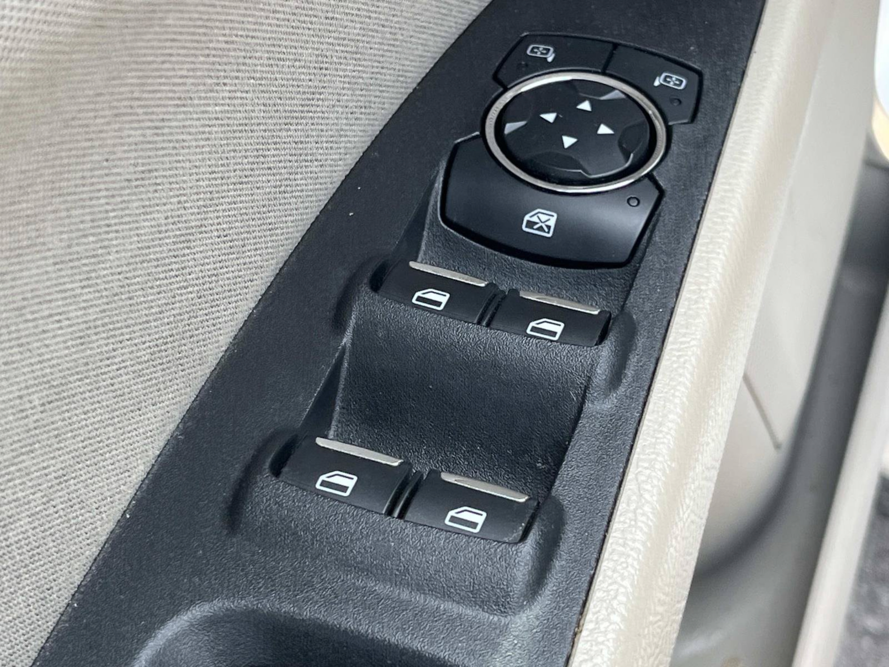 Used 2019 Ford Fusion SE FWD image 25
