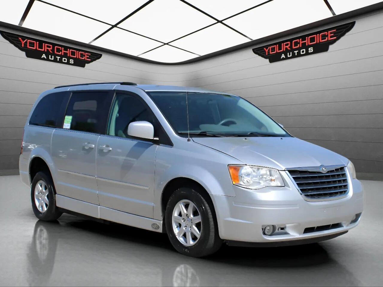 Used 2010 Chrysler Town & Country Touring image 8