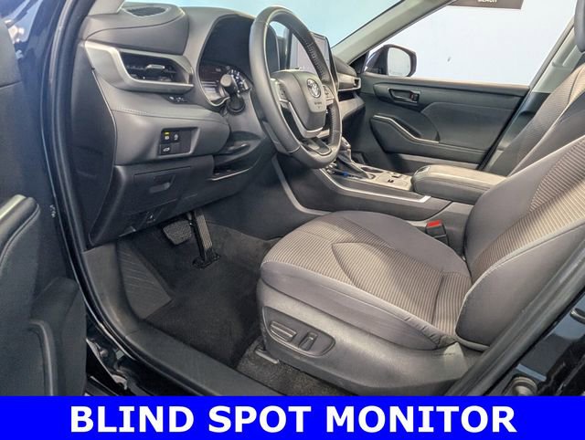 Used 2024 Toyota Highlander LE FWD image 6