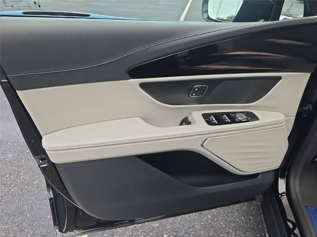 New 2026 Lincoln Nautilus Premier AWD/4WD image 13