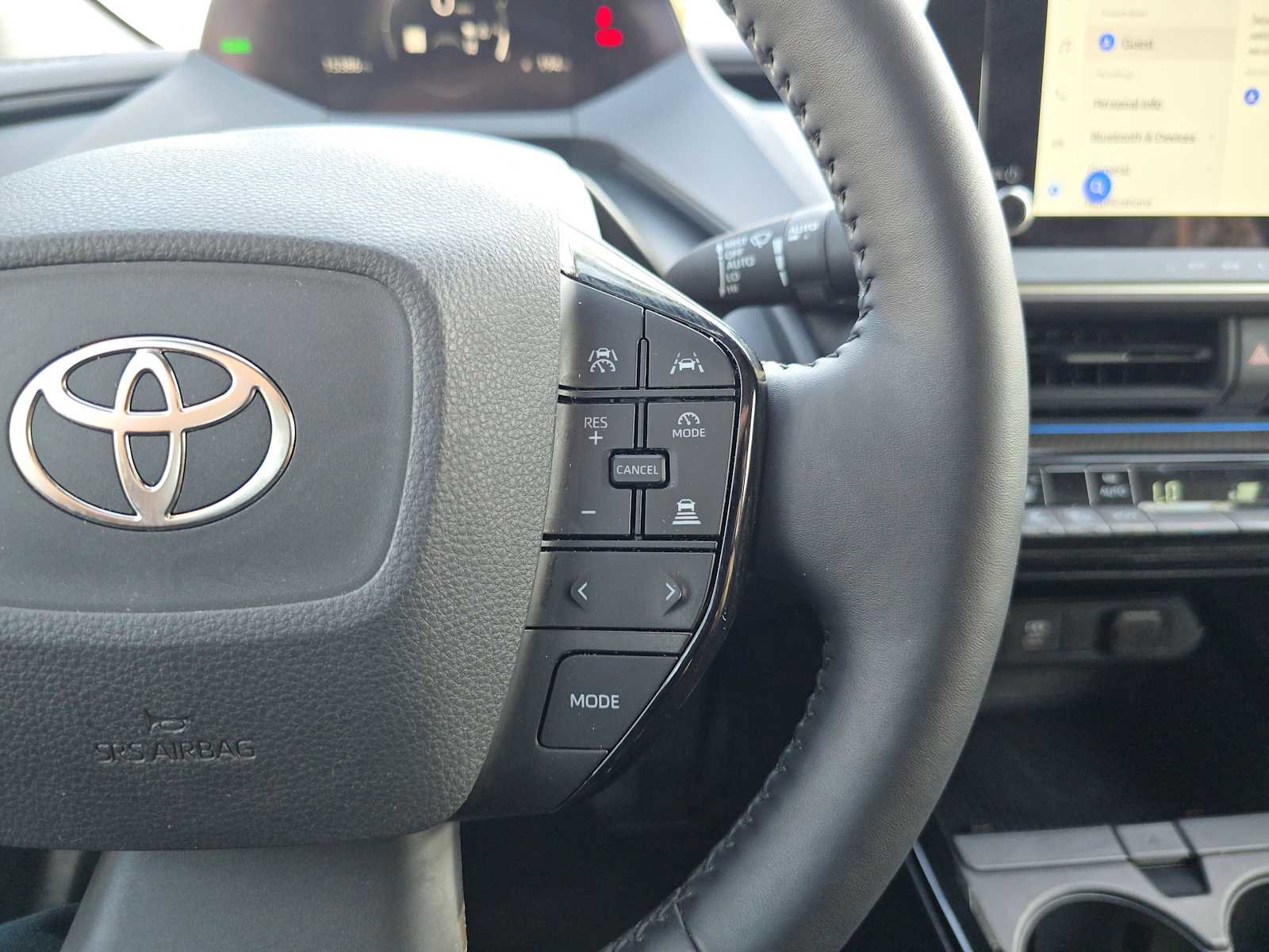Used 2025 Toyota Prius XLE FWD image 30