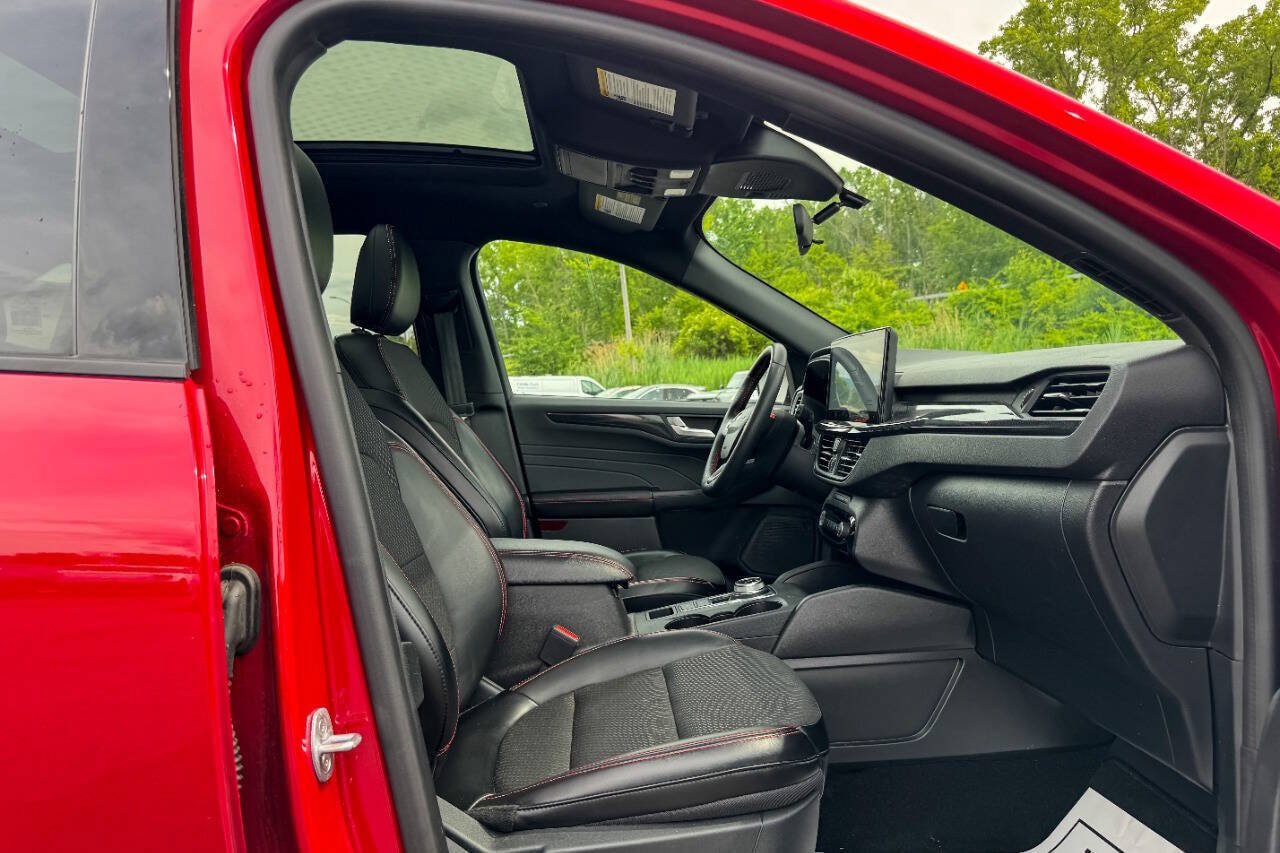 Used 2024 Ford Escape ST-Line w/ Tech Pack #1 AWD/4WD image 11
